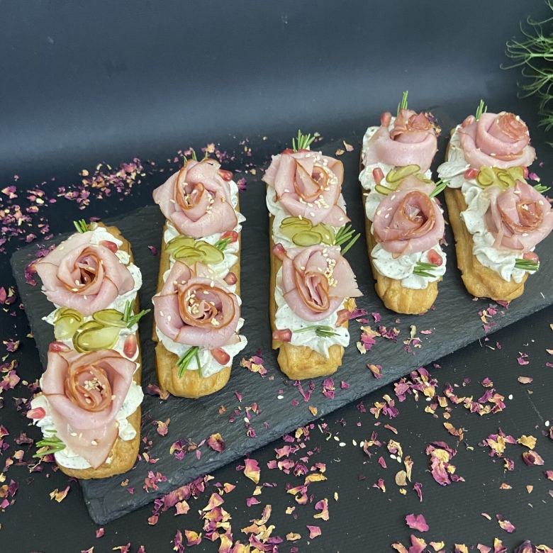 Эклеры с копченой говядиной